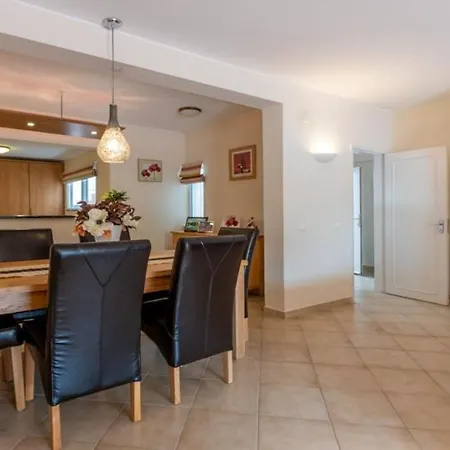 Sleeps 4 With Pool Air Con And Wifi *