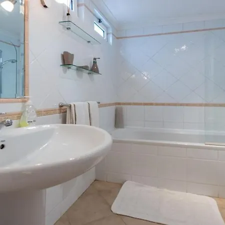 Sleeps 4 With Pool Air Con And Wifi