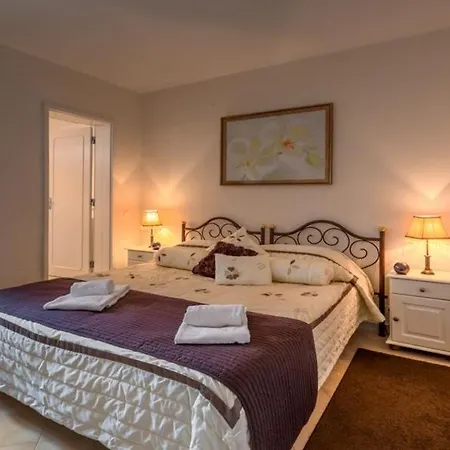 Daire Sleeps 4 With Pool Air Con And Wifi *